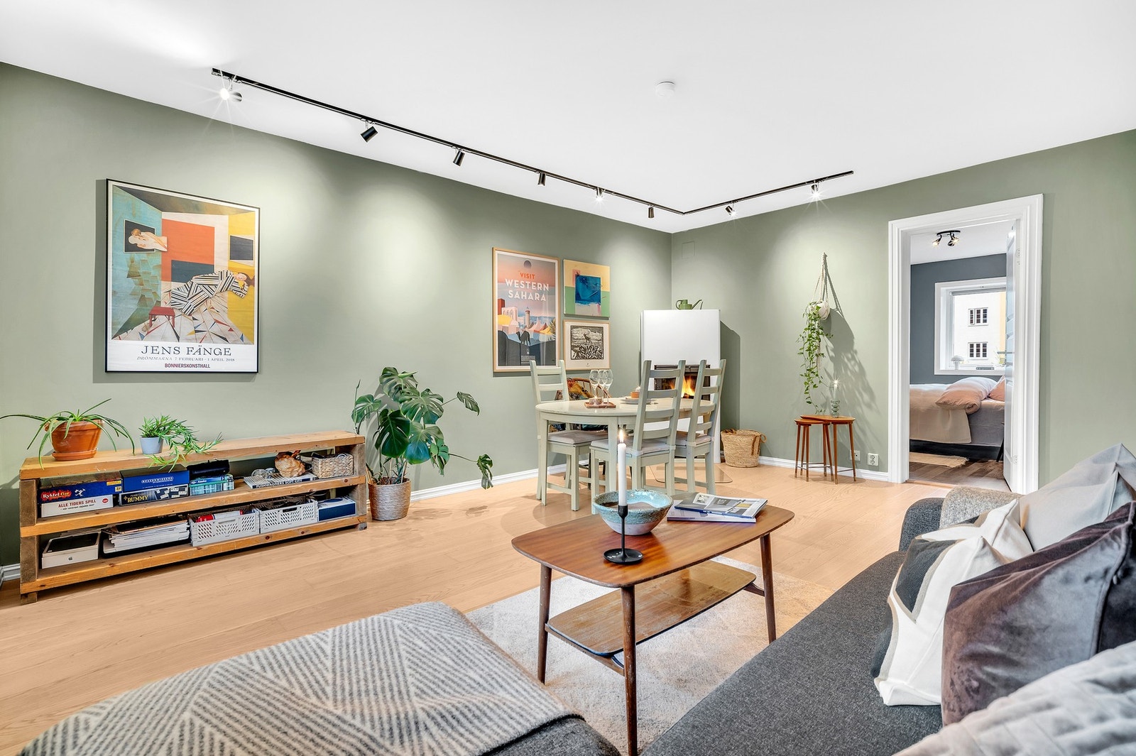 Boligen har romslige oppholdsrom og rikelig med naturlig belysning Galleribilde
