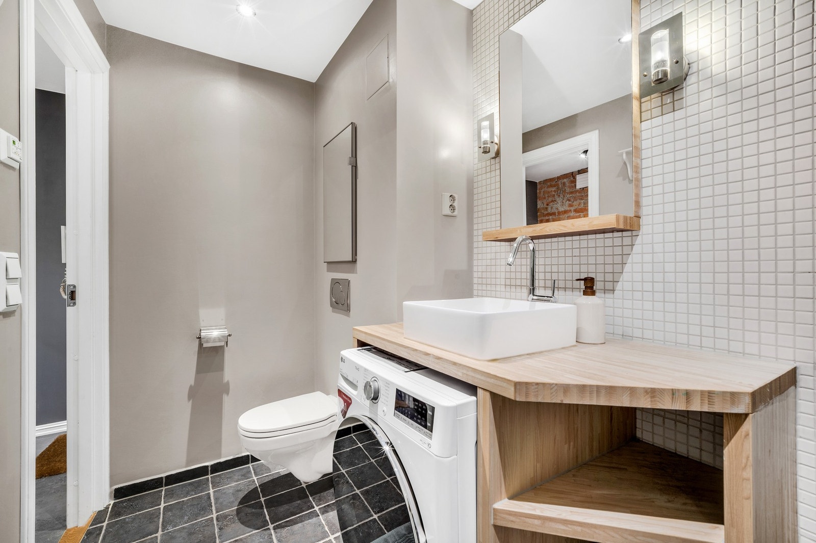 Moderne flislagt baderom fra 2007 med varme i gulv. Badet fikk også oppgraderinger i 2020 og 2021 Galleribilde