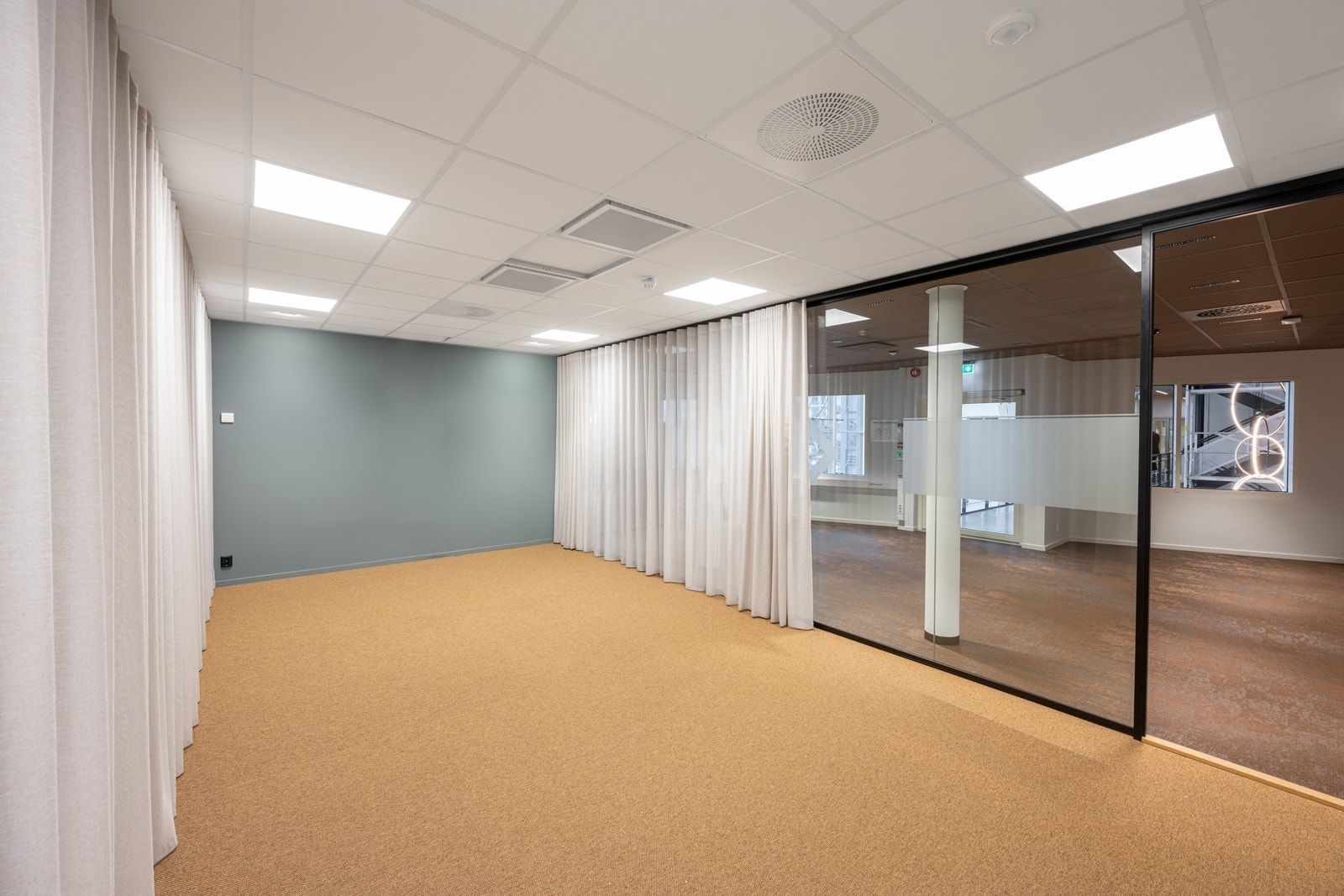 Stort møterom tilknytning til inngangsparti Galleribilde