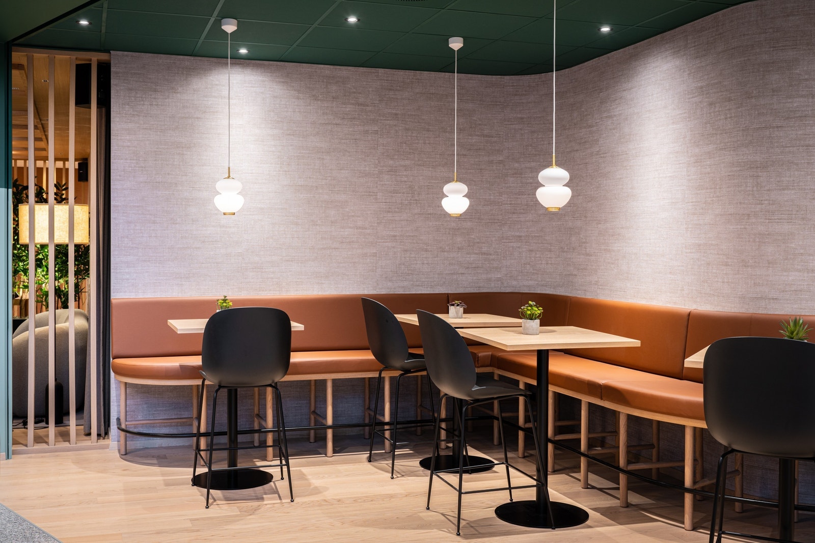 Høybord i tilknytning til kaffebar Galleribilde