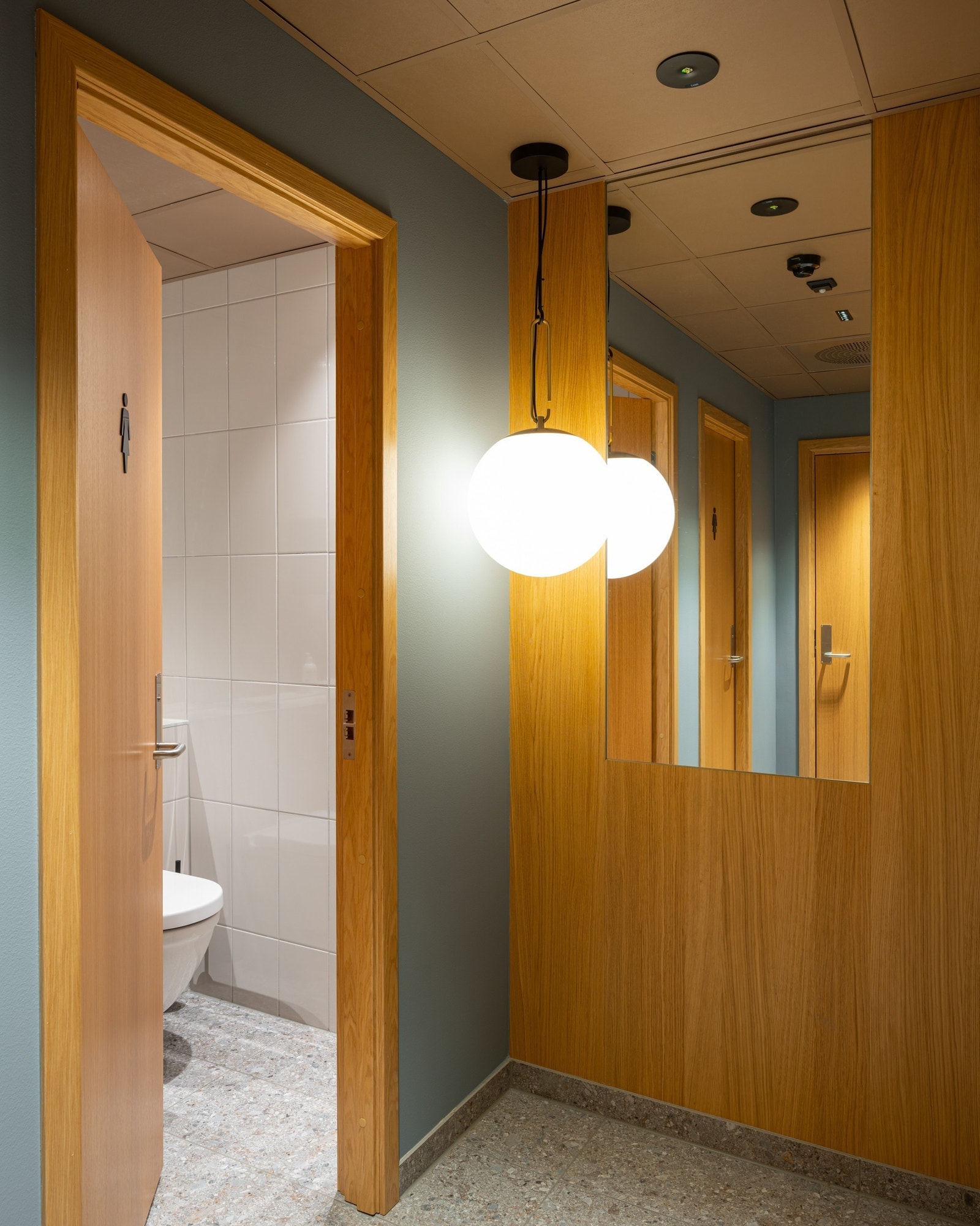 Forrom toaletter Galleribilde