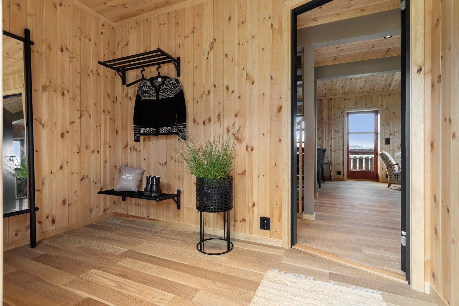 I gangen er det plass til garderobeløsning for oppbevaring av klær og sko. Direkte adkomst fra gangen og inn til bad/WC Galleribilde