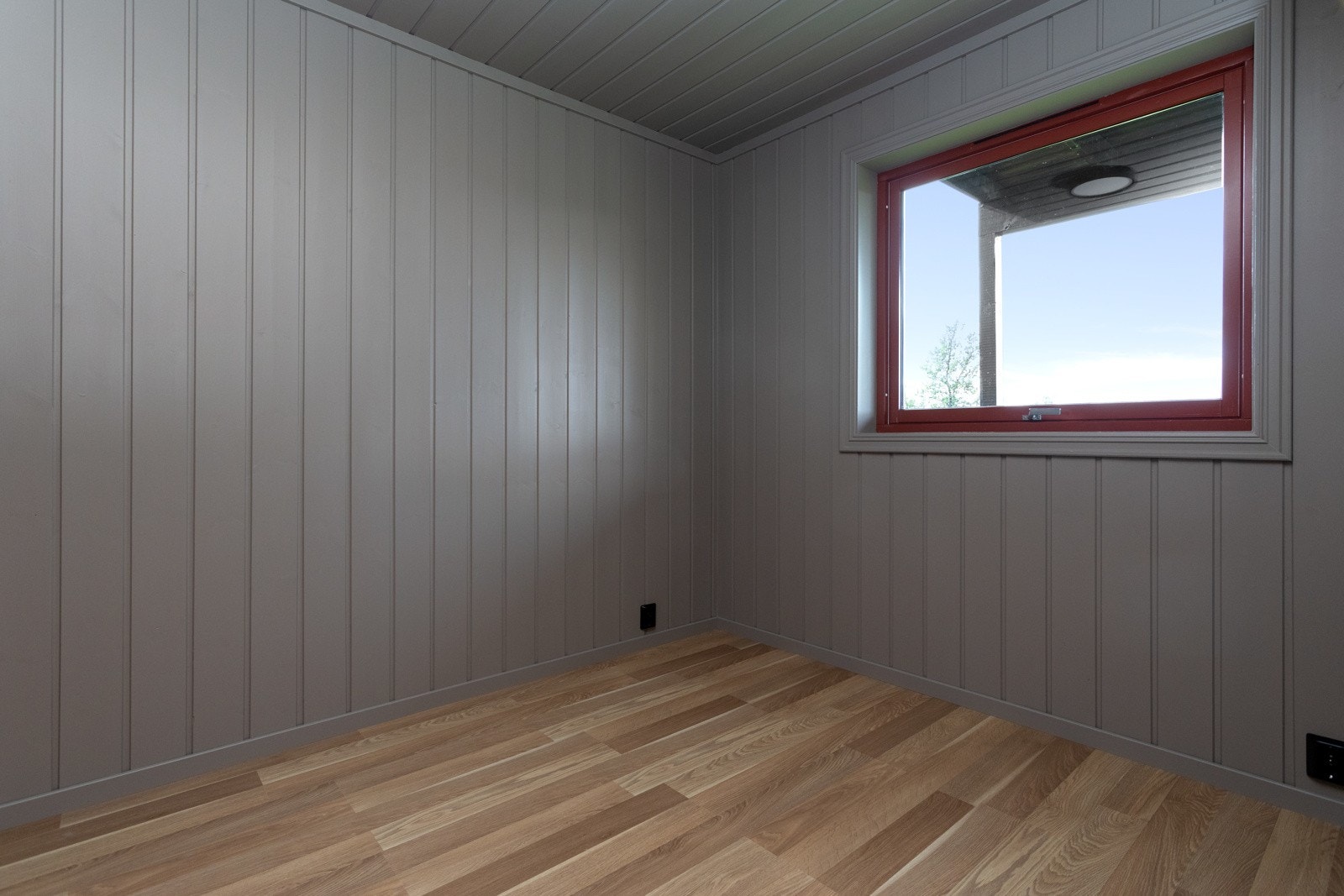 Soverom II med plass til dobbeltseng eller familiekøye, samt garderobe for oppbevaring av tøy Galleribilde