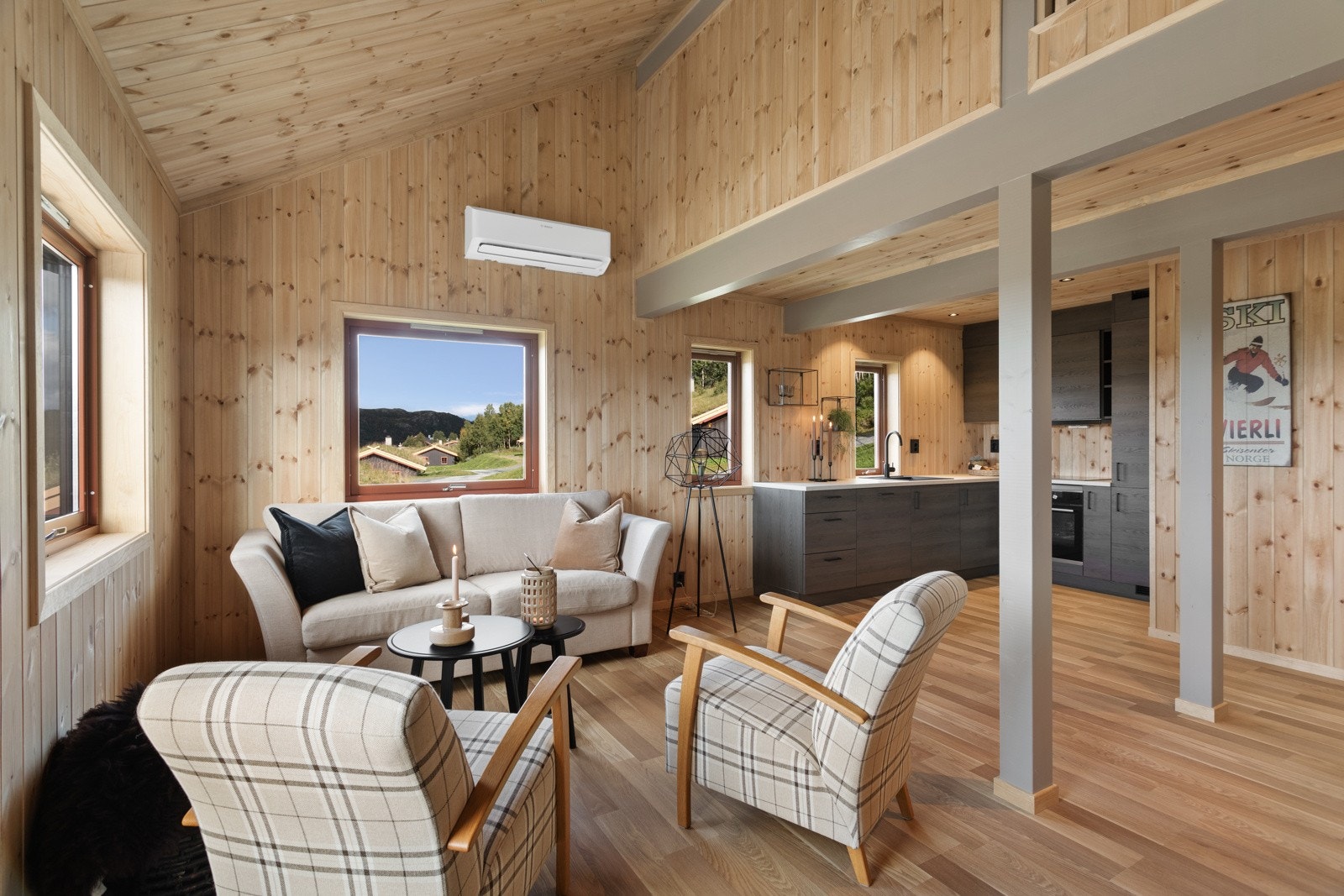 En åpen stue/kjøkken-løsning skaper en trivelig og sosial atmosfære på hytta. Lekre overflater Galleribilde