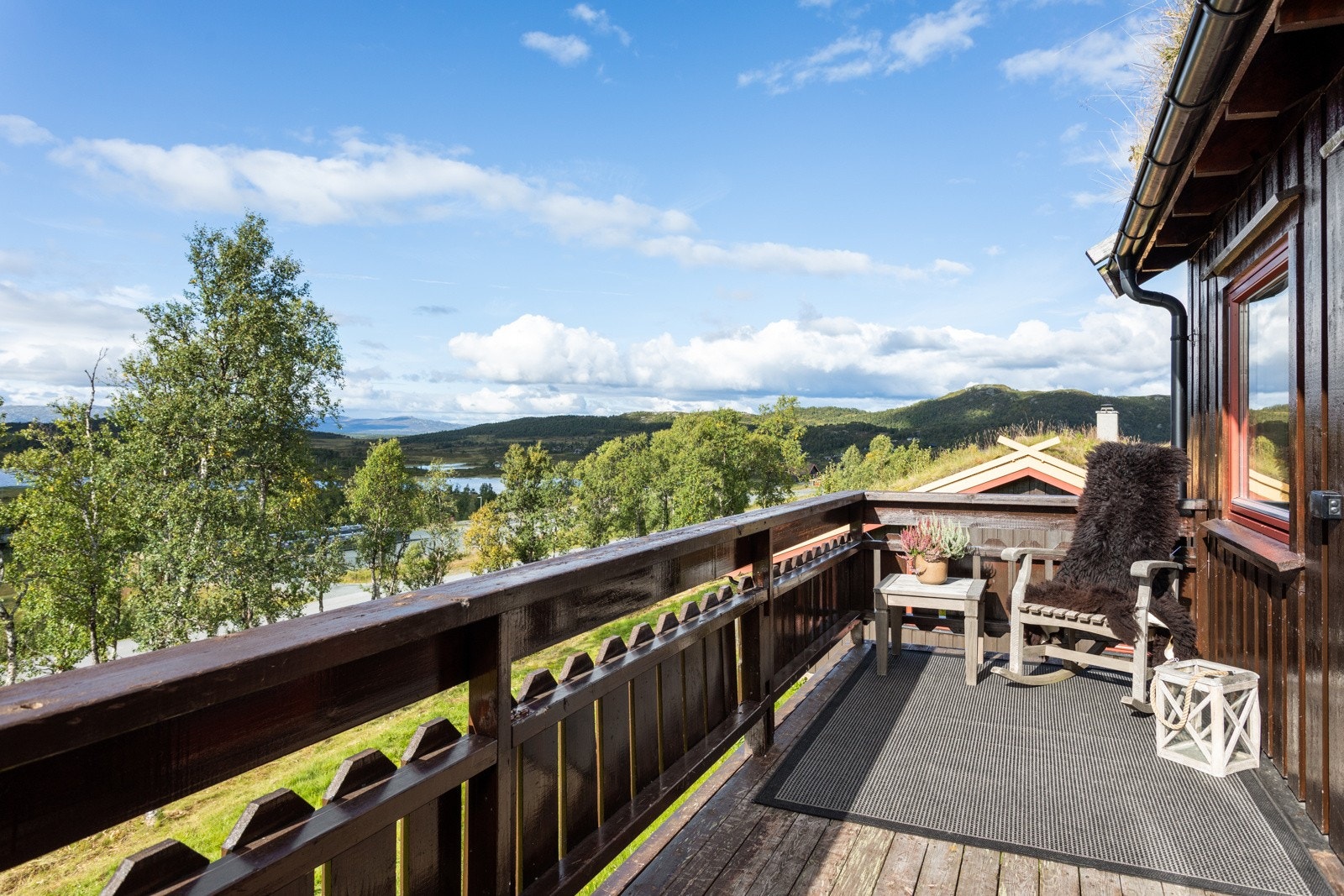 Vestvendt uteplass med utsikt over Uvatn, flott høyfjellsterreng, Killingnuten og ned til den belyste blåløypa Galleribilde