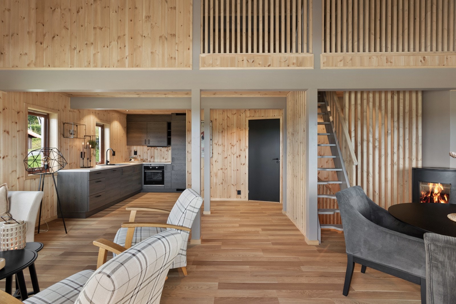 Åpen stue/kjøkken-løsning og god takhøyde. Delikat og tidsmessig innredet. Fra stuen er det trapp opp til en hems på 12 kvm i gulvareal Galleribilde