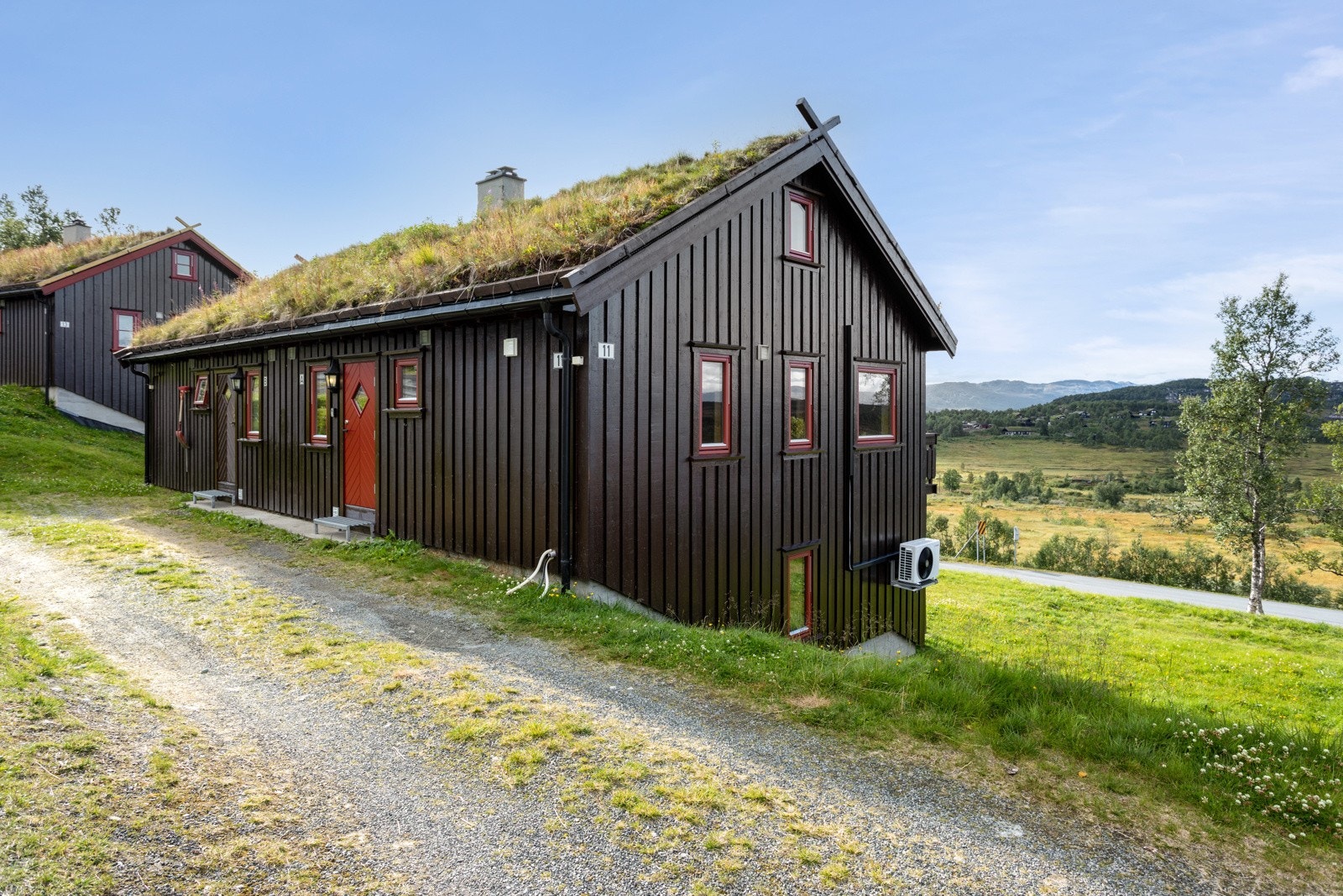 Fra hytta er det kort gåavstand til Vierli Kafeteria med matservering, konserter, aktivitetsområder, minigolf-bane, frisbeegolf, lekeplass, utendørs badstuer m.m Galleribilde