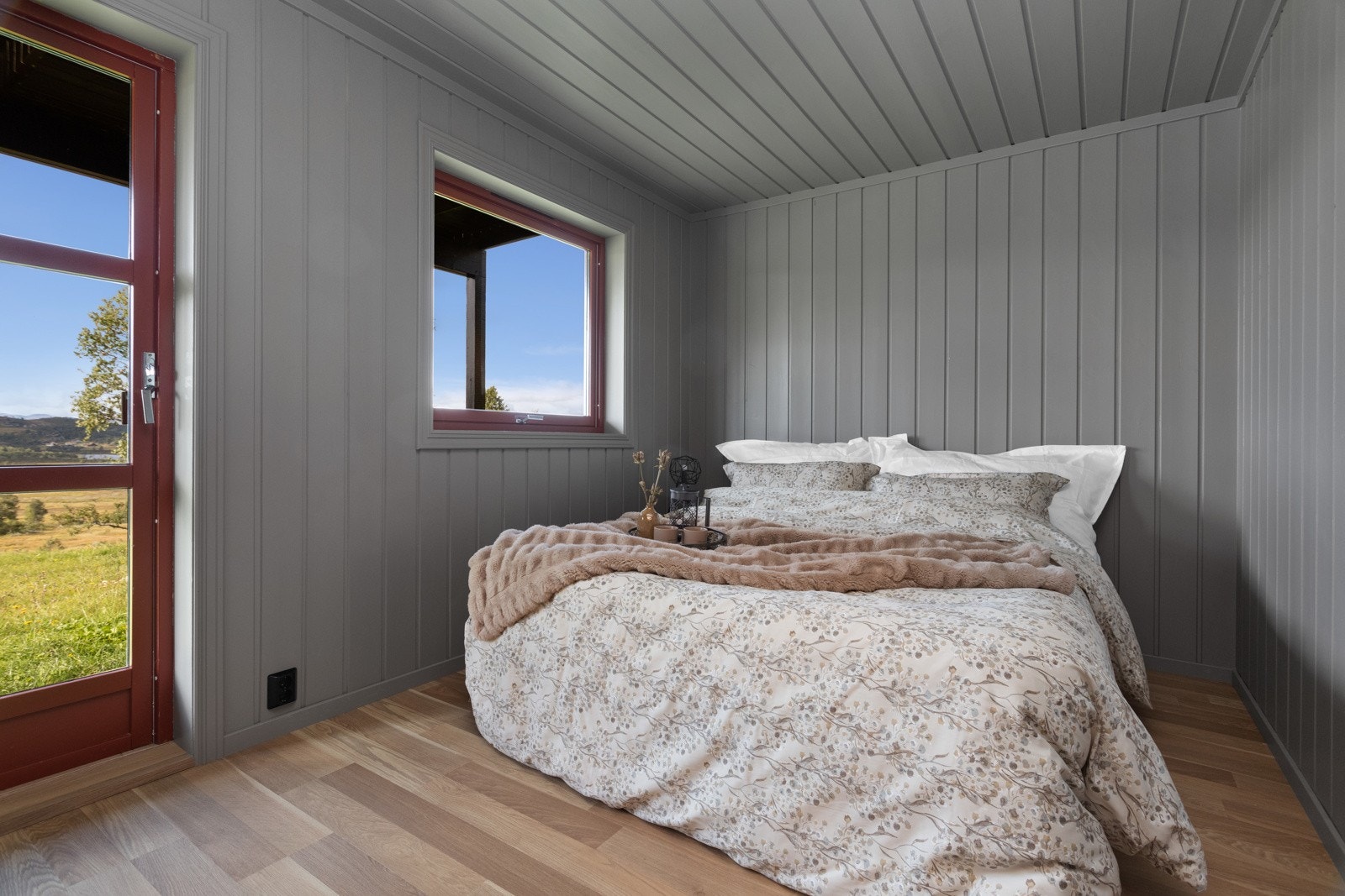 Hytta har tre romslige soverom. Det største soverommet kan også benyttes som kombinert stue med utgang til uteområdet Galleribilde