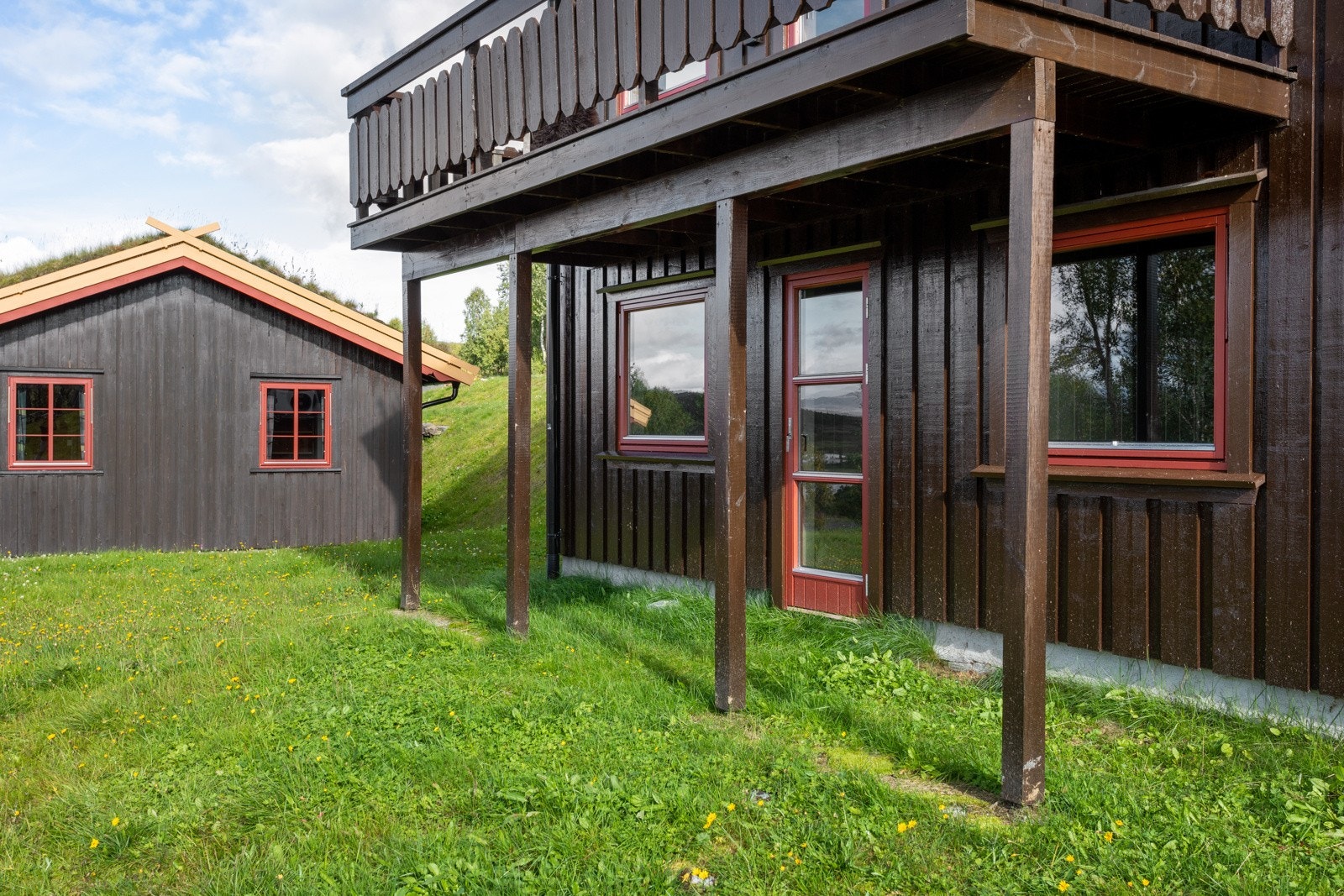 Fra hovedsoverommet/stuen i underetasjen er det dør ut til uteområdet Galleribilde