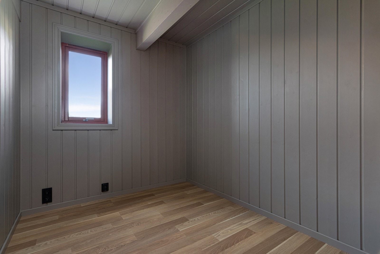 Soverom III med plass til dobbeltseng eller familiekøye, samt garderobe for oppbevaring av tøy Galleribilde