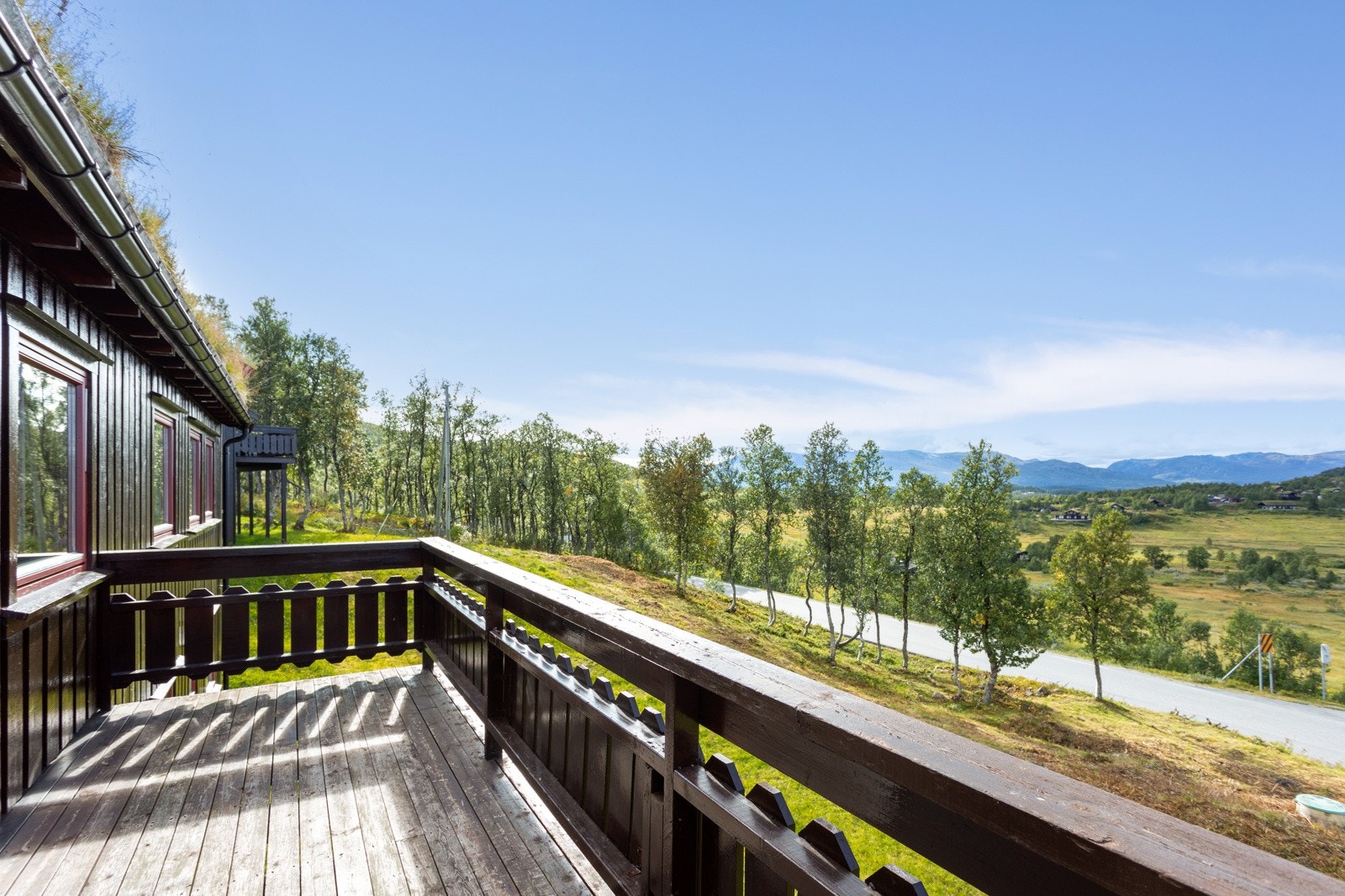 Her har man preparerte langrennsløyper og turområder på alle kanter av hytta. Trå rett ut i skiløypene utenfor hytteveggen Galleribilde