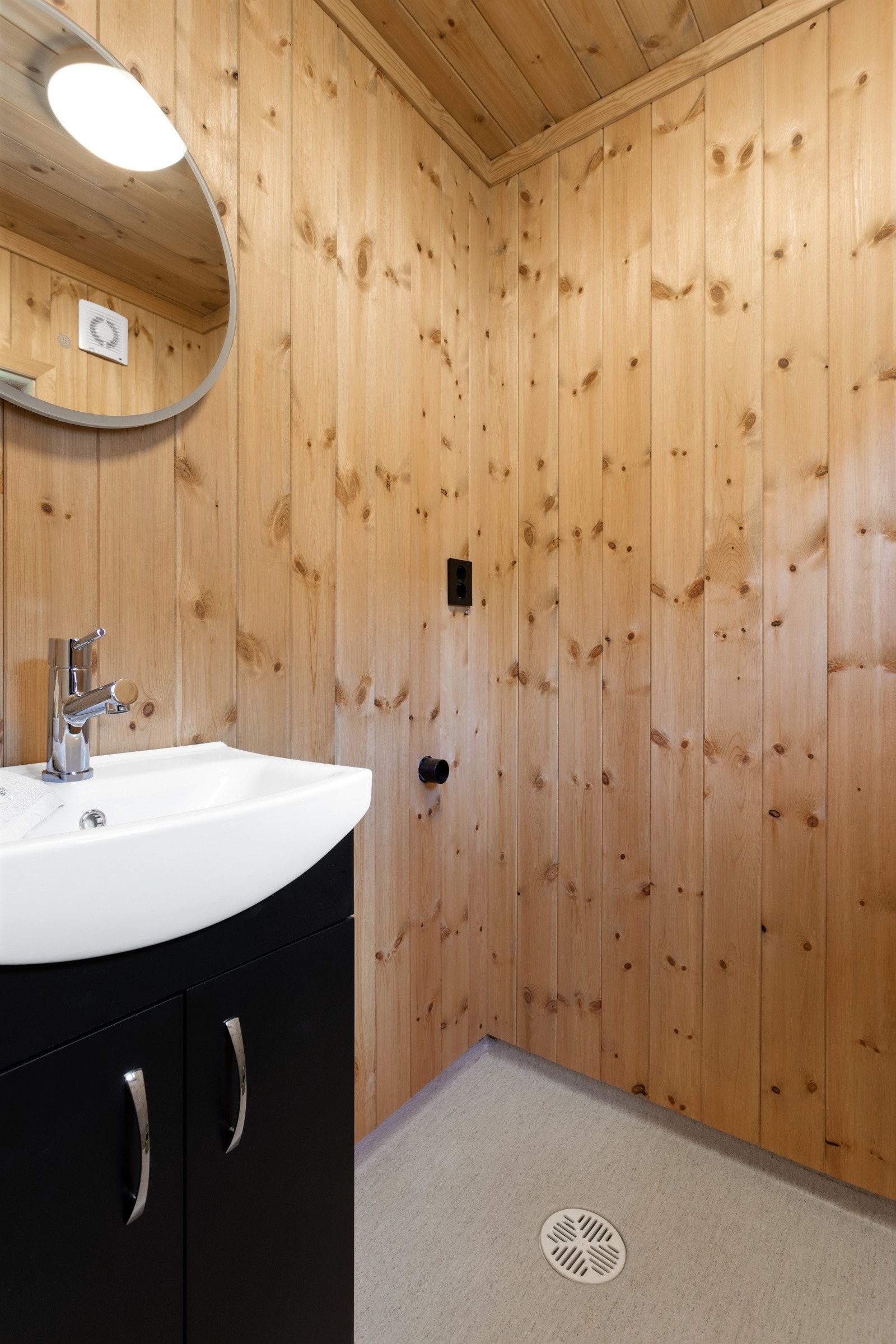 Bad/WC i 1. etasje inneholder servant i innredning, speil, toalett og opplegg for vaskemaskin Galleribilde