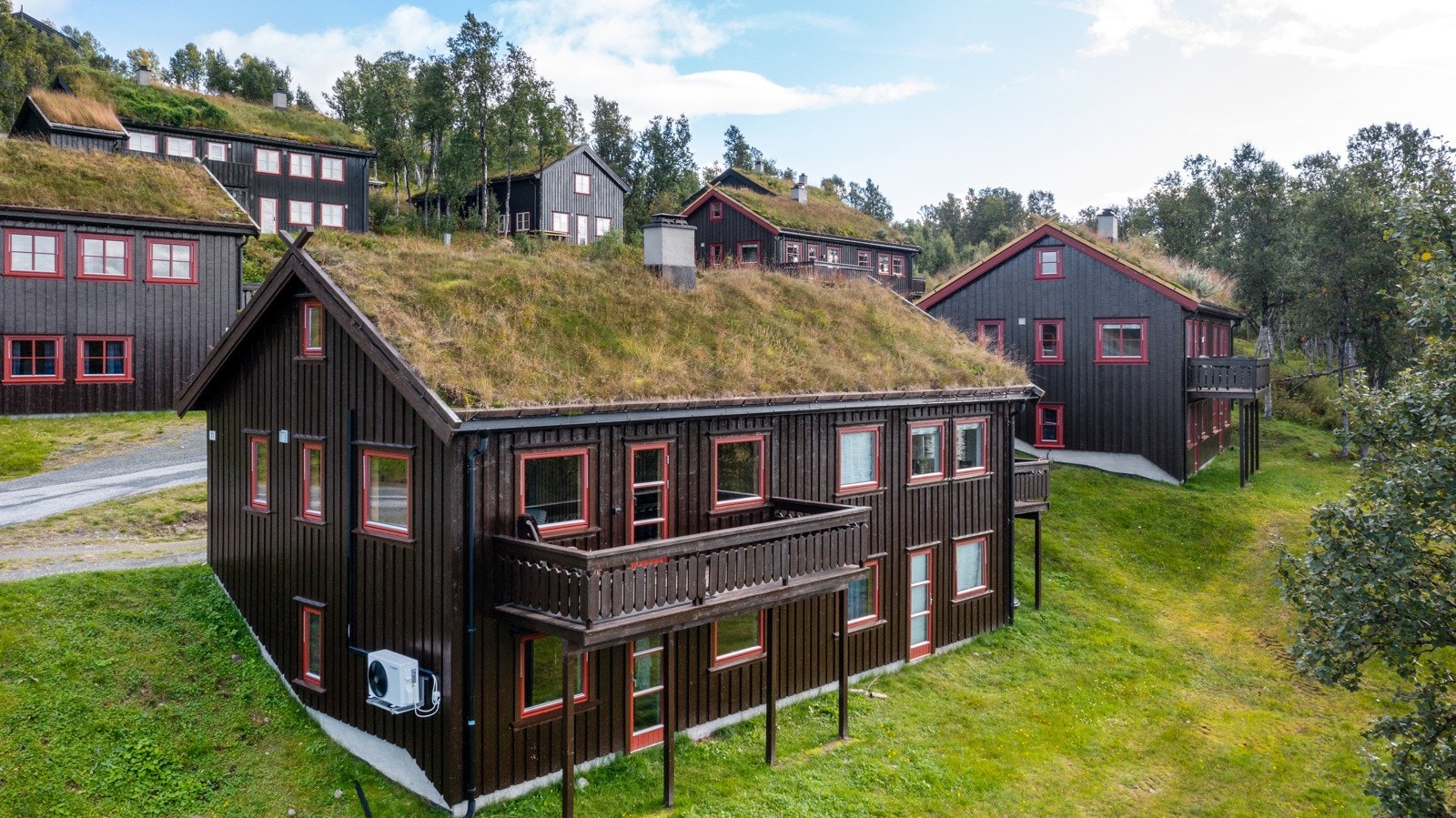 Hytta er nymalt sommeren 2023. Alle innvendige overflater er pusset opp i 2023, samt nytt kjøkken fra Strai, ny peis, ny varmepumpe, nye hvitevarer og innredninger samt alt elektrisk materiell er nytt Galleribilde