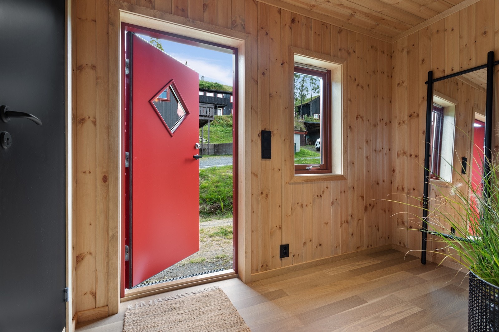 Velkommen inn! Lys og fin entre med laminatgulv, og god plass til å henge fra seg yttertøy Galleribilde