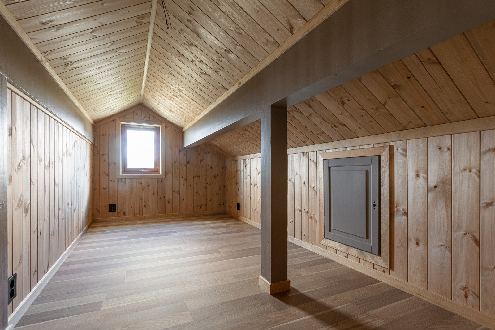 Fra stuen er det trapp opp til en hems på 12 kvm i gulvareal. Hemsen har ikke målbart areal pga. lav takhøyde Galleribilde