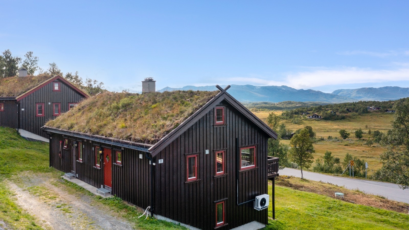 Hytta ligger mot enden av en blindvei med kort gange til alle fasiliteter! Parkering rett utenfor, samt mulighet for å kjøpe plass i carport etterhvert Galleribilde