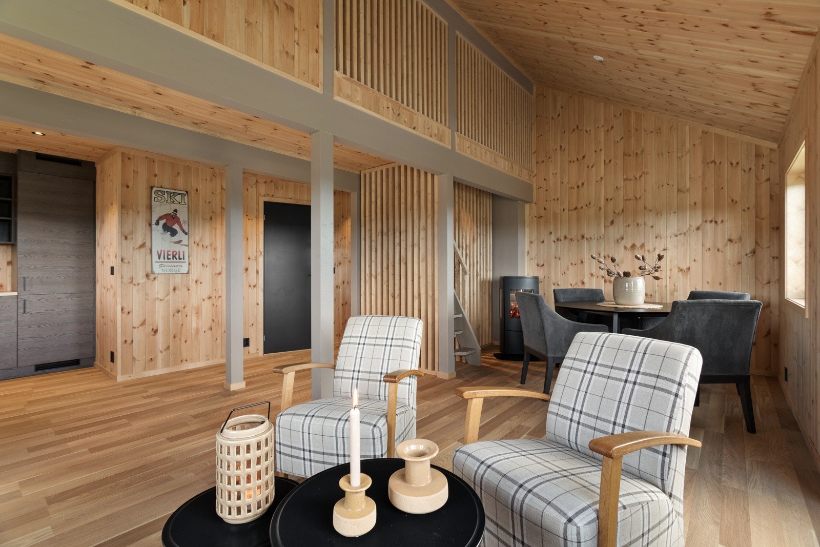 Fra spisestuen er det dør ut til en terrasse med nydelig utsikt og gode solforhold. Galleribilde