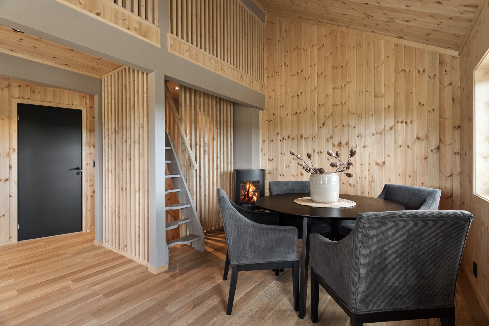 Sentrert i stuen er det en flott peis som gir deg den gode fjellhytte-følelsen Galleribilde