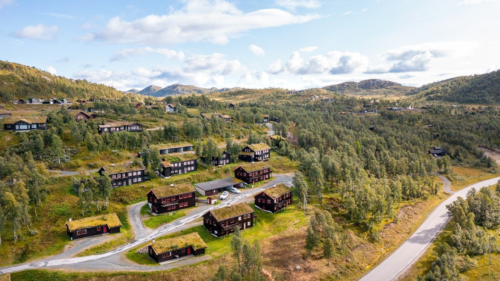 Spenn på deg skiene ved utgangsdøren og trå ut i flotte, preparerte løyper hvor man forøvrig er tilknyttet hele løypenettet på 150 km uten behov for bil Galleribilde