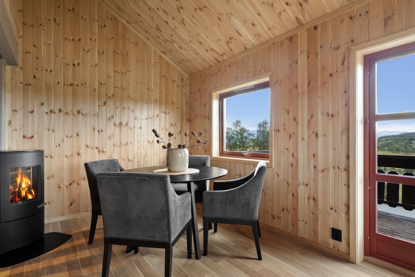 Her kan man senke skuldrene og nyte roen til lyden av knitrende flammer i peisen Galleribilde