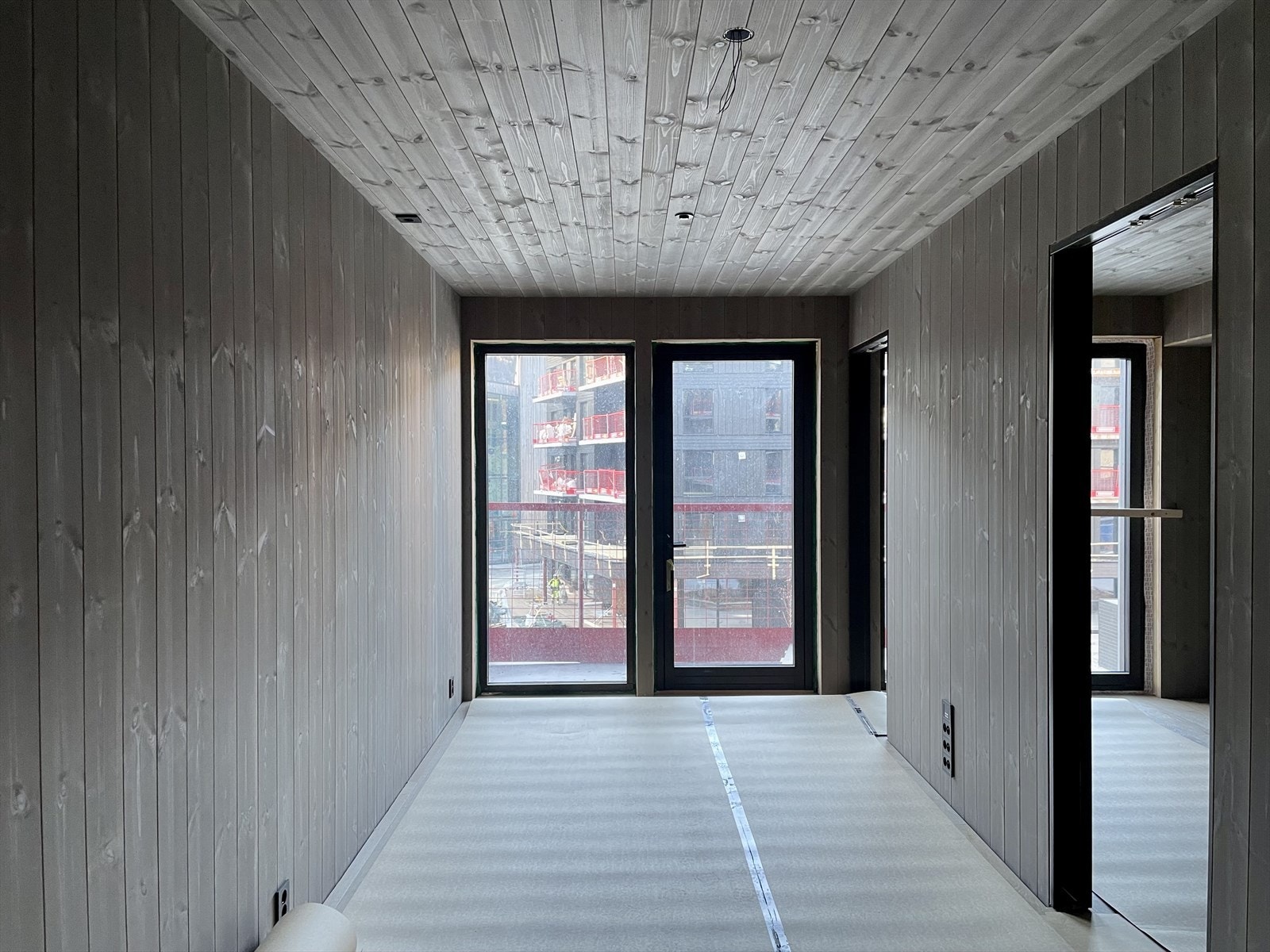 Stue med utgang til vestvendt balkong. Galleribilde