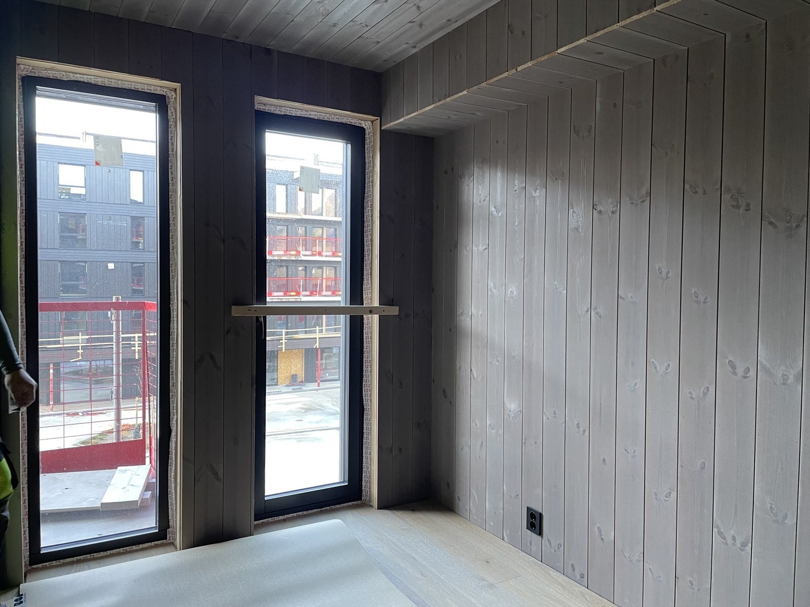 Gulv i stue og soverom leveres med 13 mm 1-stavs eikeparkett og vegger i stående beiset interiørpanel i furu. Galleribilde