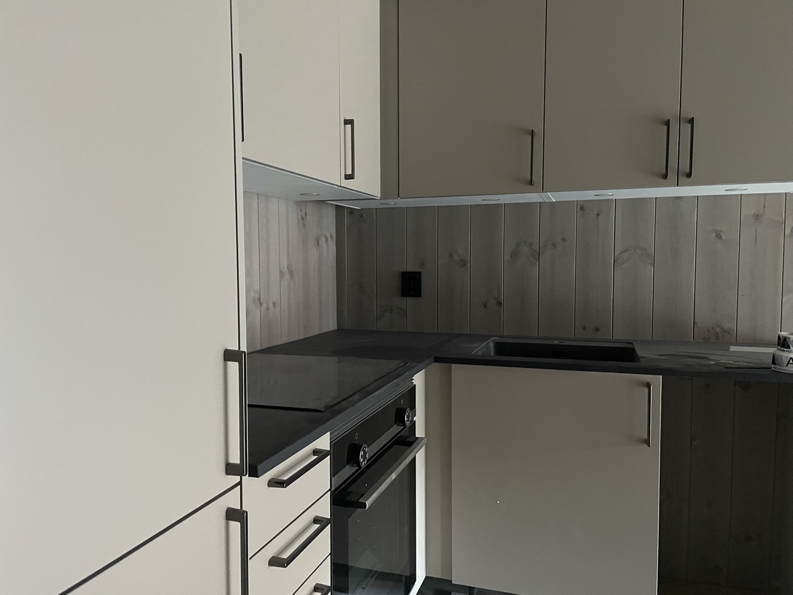 Kjøkkenet leveres med integrerte hvitevarer. Kjøkkeninnredning fra Sigdal, modellen Sand. Galleribilde