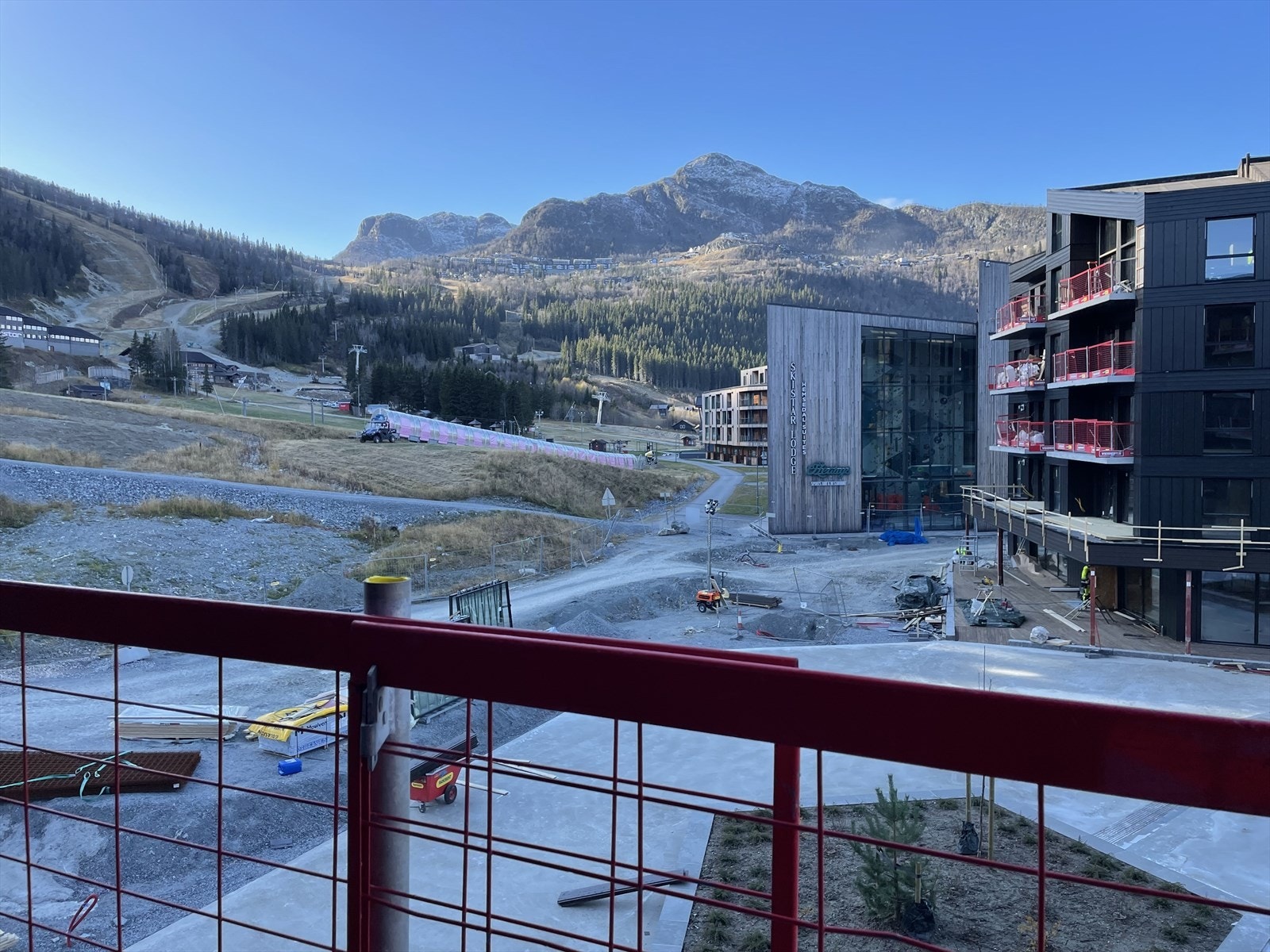 Velkommen til en knallfin 2-roms beliggende i 3. etasje. Leiligheten får flott utsikt mot Hemsedal Skisenter. Galleribilde