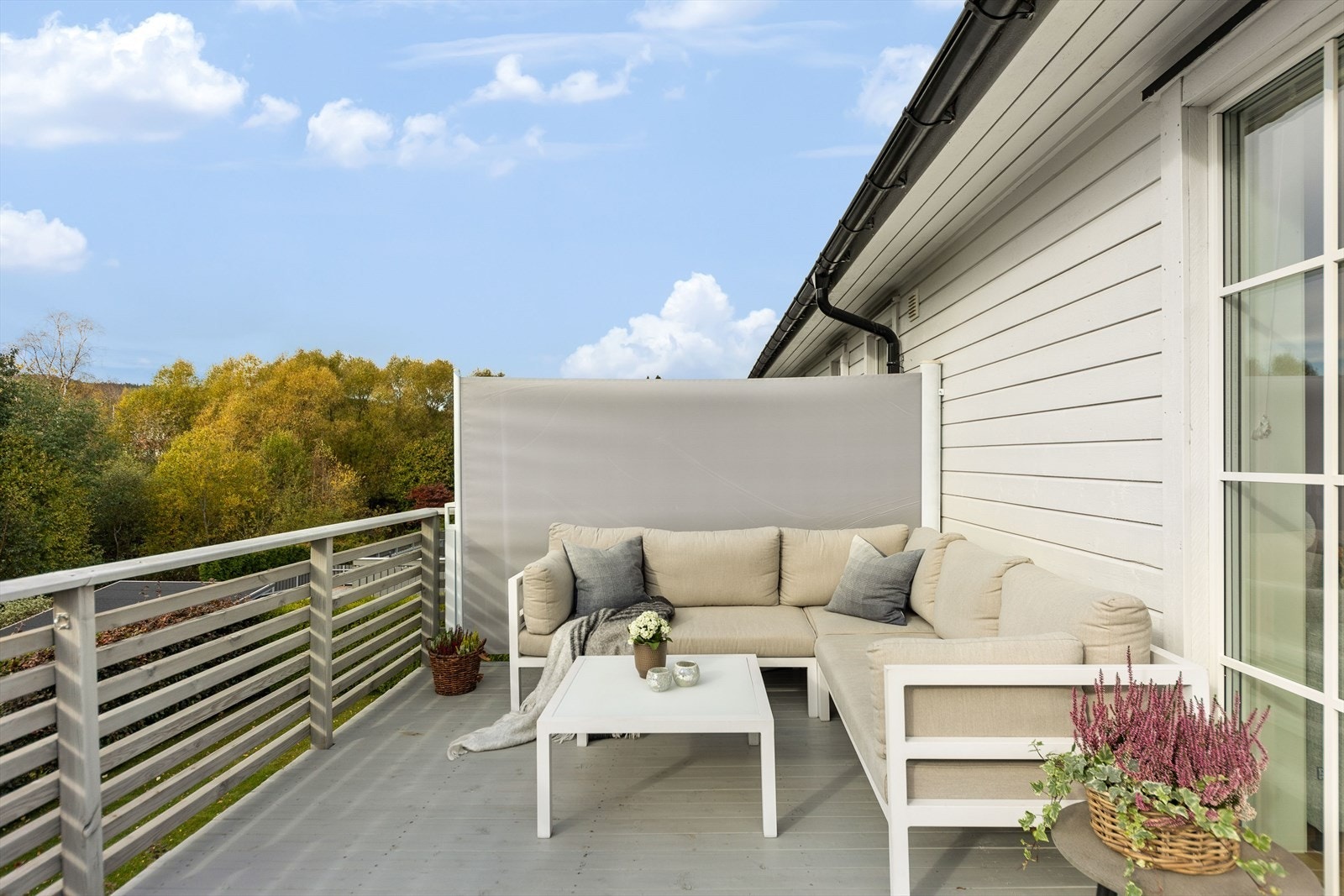 Det er satt opp sol/vindskjerming. Dette medfølger i handelen. Galleribilde