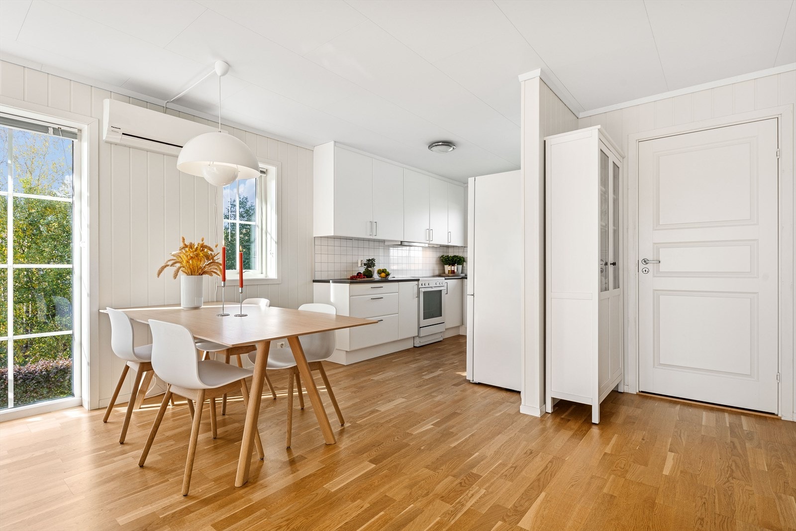 Romslig matbod like ved kjøkkenet. Galleribilde