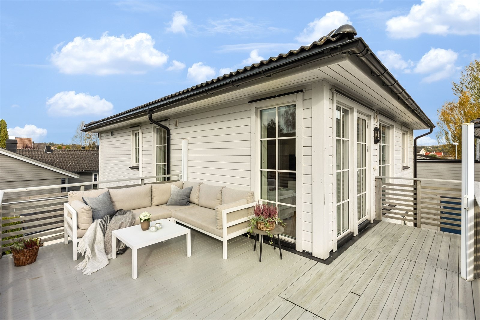 Hyggelig uteområde med god plass til utemøbler. Galleribilde