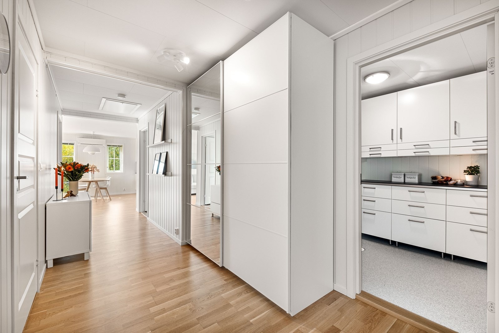 Gang med god plass og skyvedørsgarderobe for oppbevaring. Galleribilde