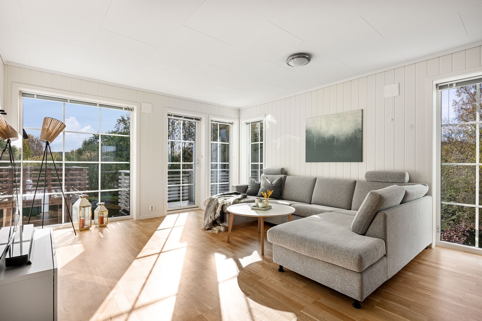 Store vindusflater som slipper inn rikelig med naturlig lys. Galleribilde