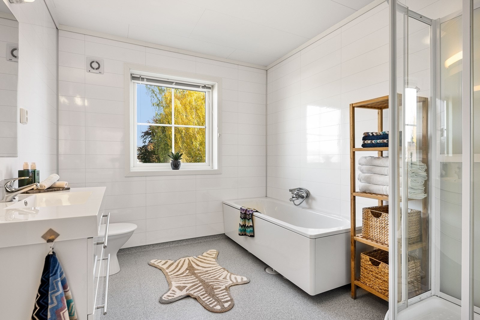 Delikat bad med belegg og varme på gulv, fibo trespo plater på vegger og takess i himling Galleribilde