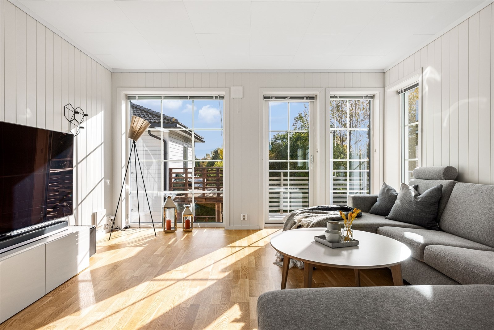 Store vinduer i stuen gir en luftig følelse. Galleribilde