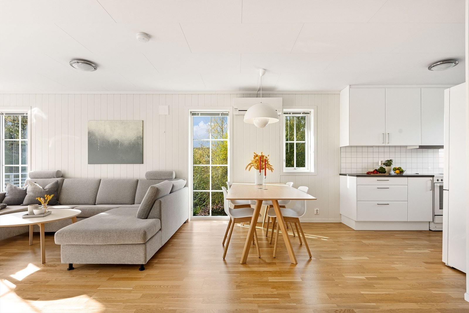 I leiligheten er det åpen stue- og kjøkkenløsning. Dette gir en god romfølelse. Galleribilde