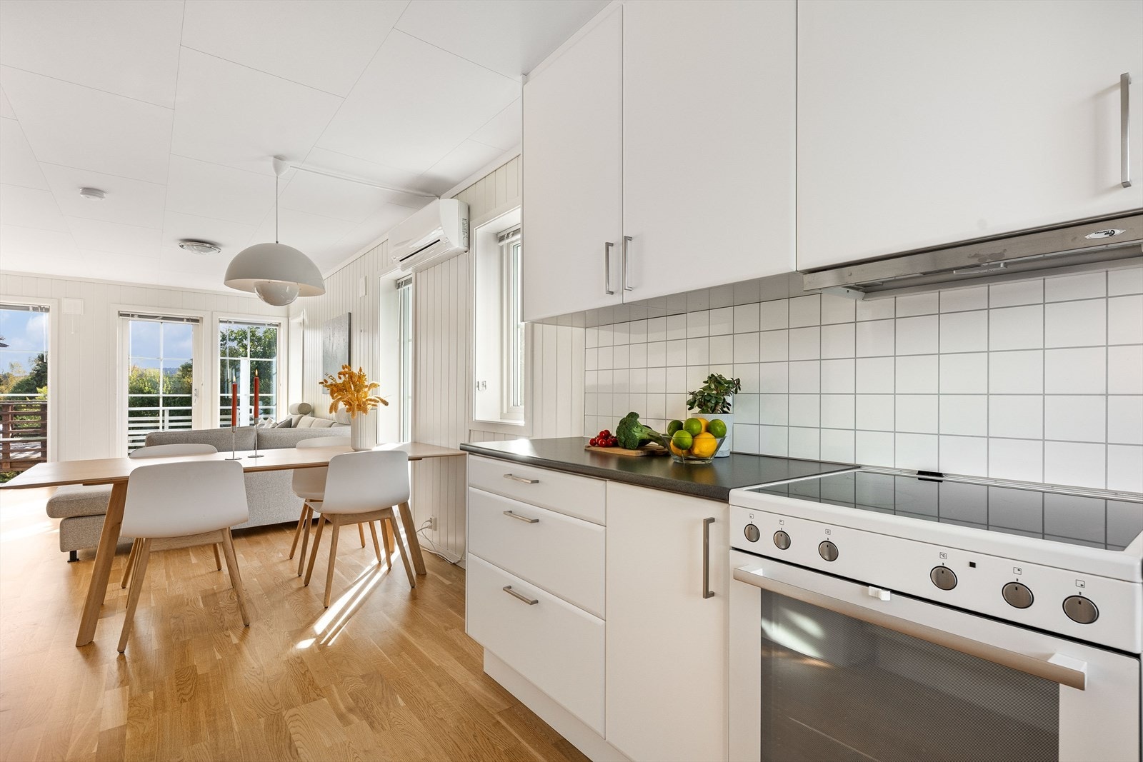 Mellom stue og kjøkken er det god plass til spiseavdeling. Galleribilde