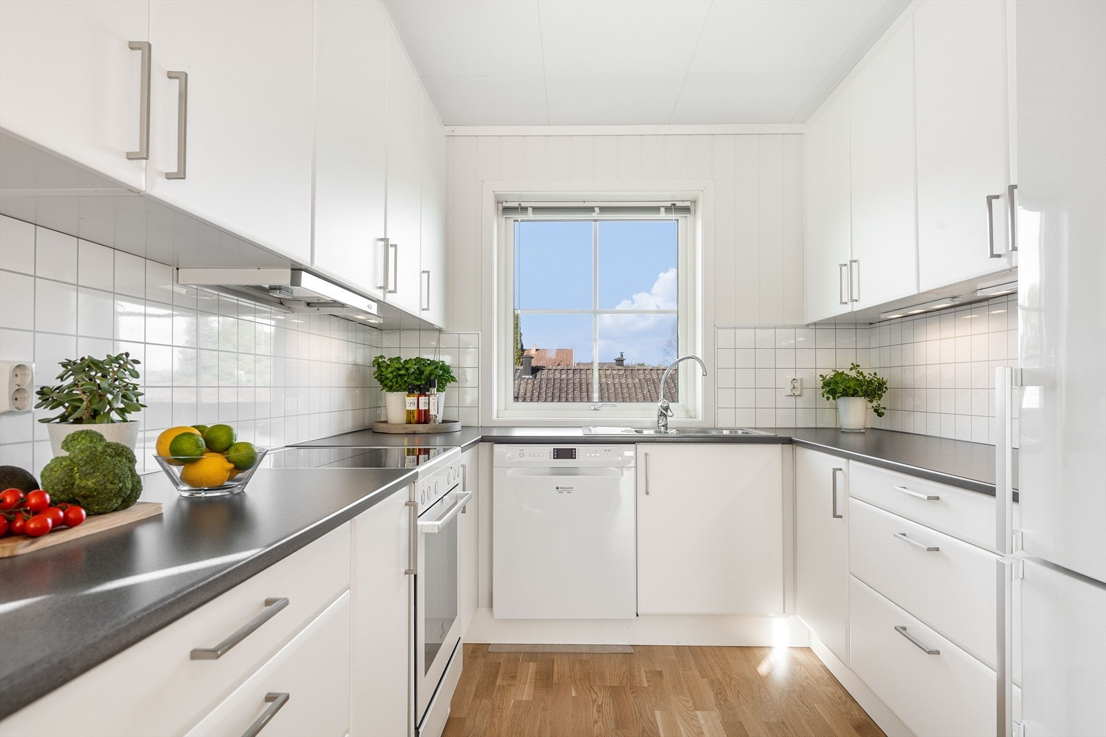 Pent kjøkken fra NordDesign. Her er det metervis med benkeplass for dem som er glad i å lage mat. Galleribilde