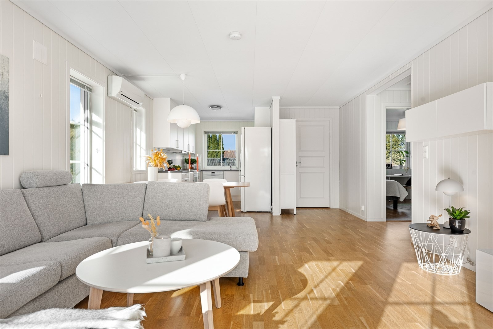 I stuen er det god plass til sofagruppe, tv-seksjon, spisegruppe og øvrig ønsket møblement. Galleribilde