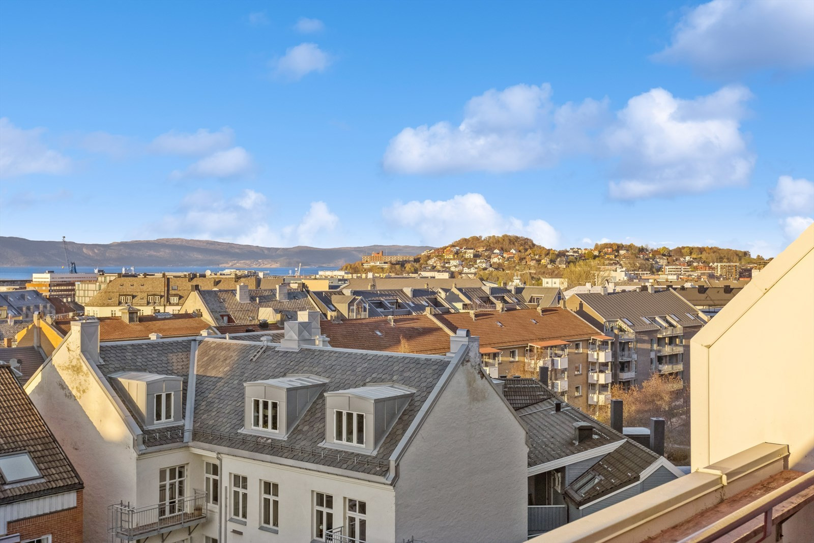 Lys og romslig 3-roms terrasseleilighet med utmerket beliggenhet. Utsikt over byen og fjorden. Heis. P-plass i kjeller.