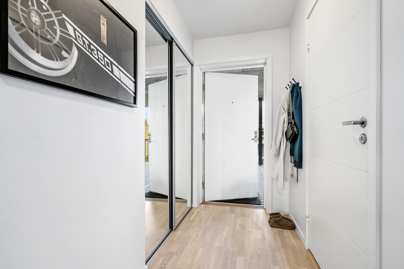 Velkommen inn, entreen er åpen og lys Galleribilde