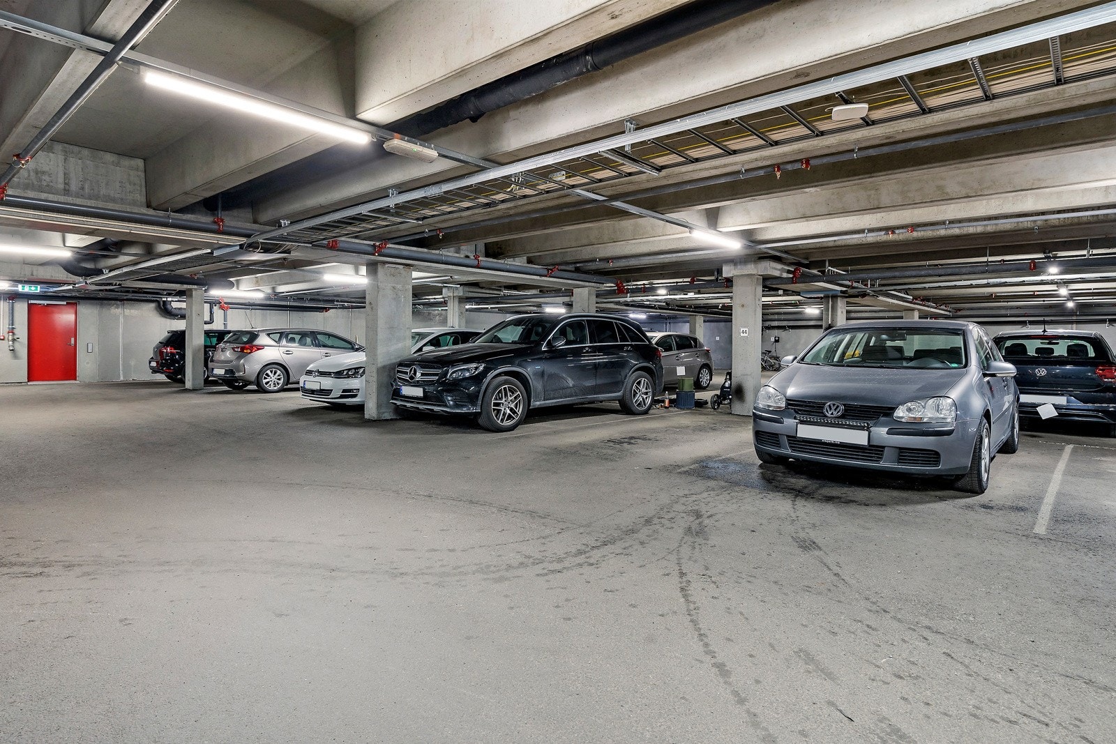 Garasje med en plass tilhørende. Galleribilde