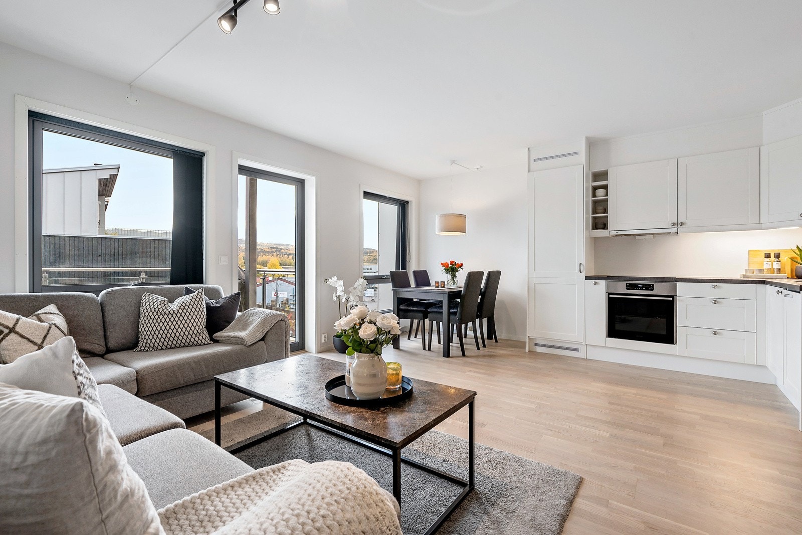 Flott stue med åpen kjøkkenløsning, vindusflater slipper inn rikelig med sollys. Galleribilde