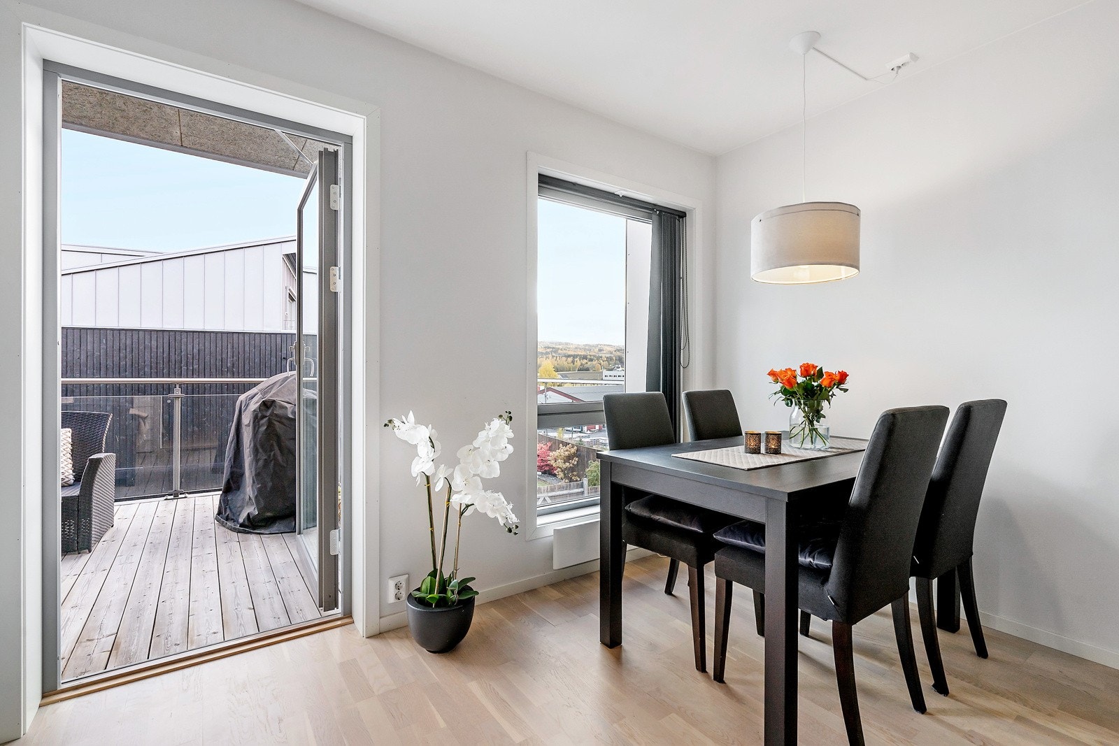 Fra spisestuen kommer man ut til den delvis overbygde verandaen. Galleribilde