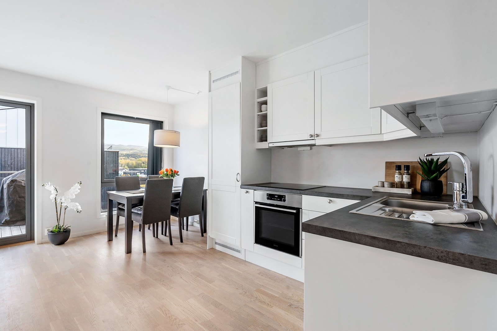 Fra vinduene kommer det godt med naturlig lys inn i kjøkken- stue området. Galleribilde