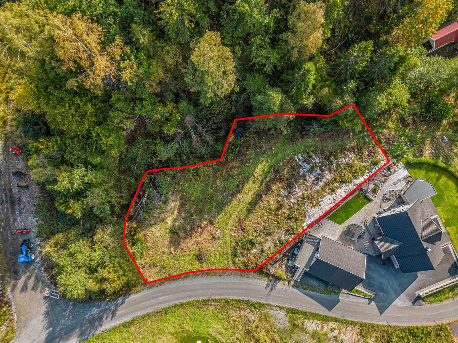 Råtomt med bilvei, vann og avløp til tomtegrensen (Markering viser ikke nøyaktige tomtegrenser) Galleribilde