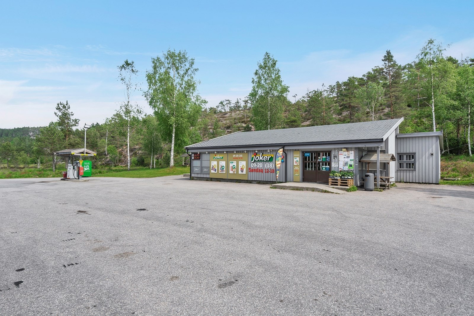 Nærbutikk med bensinpumpe kun få minutters gange fra boligfeltet. Galleribilde