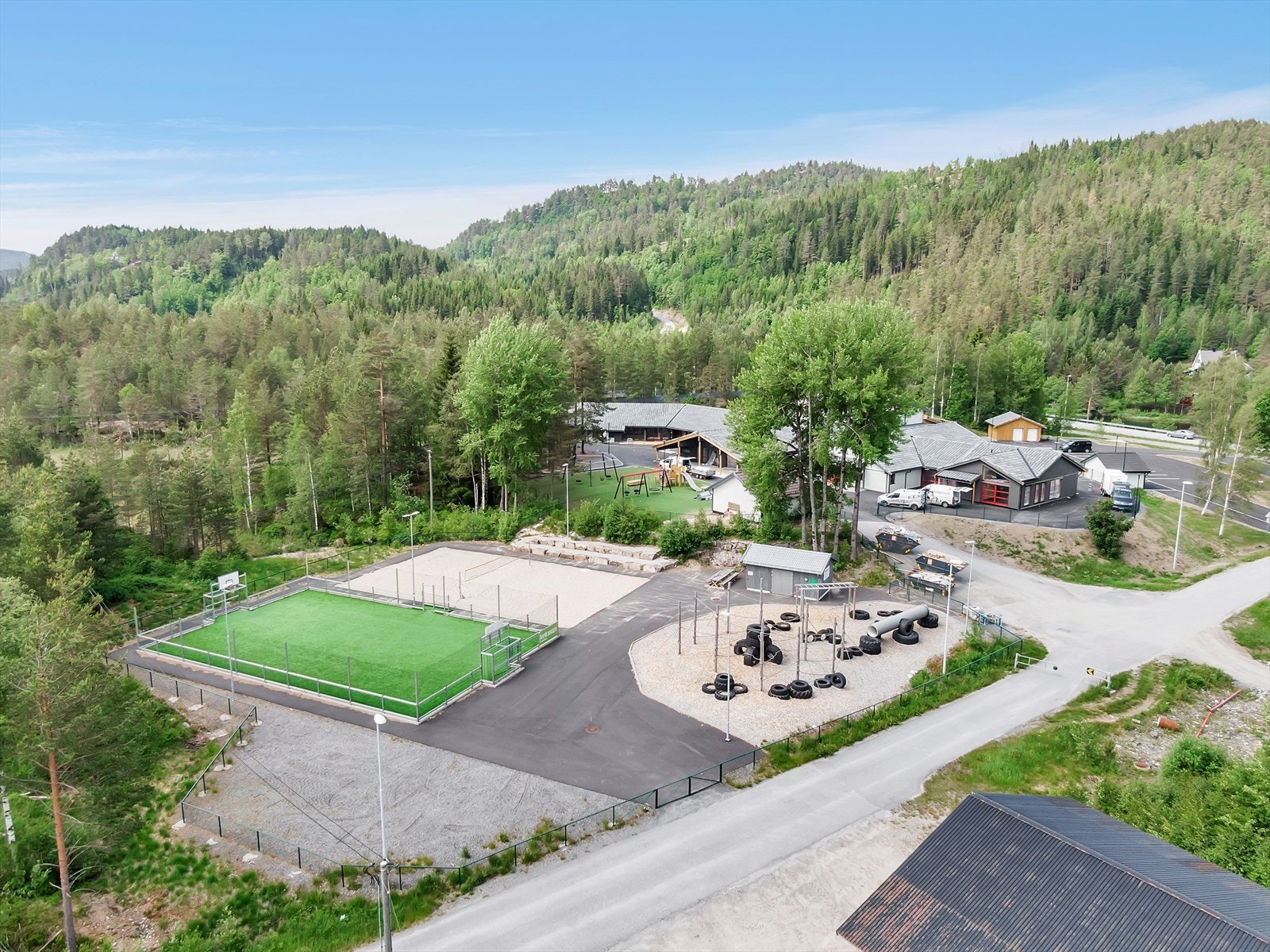 Ny barnehage på Skaiå med stor lekeplass. Galleribilde