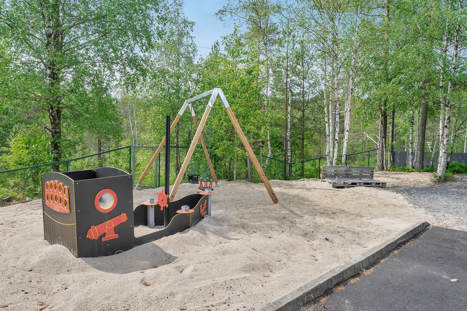 Lekeplassen i tilknytning til barnehagen. Galleribilde