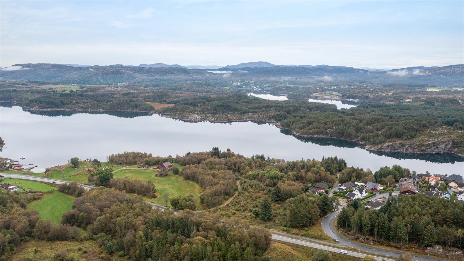 Flott beliggenhet ved fjorden Galleribilde